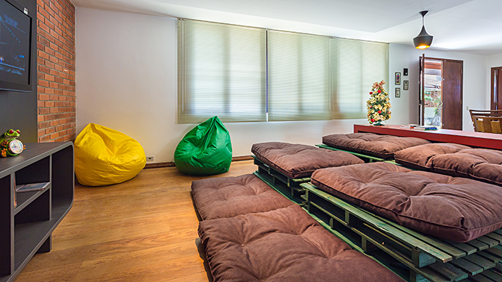 Home-theather com sofas feitos com pallets