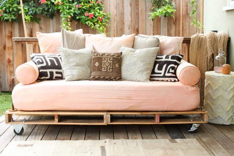 sofá rosa com base de pallets