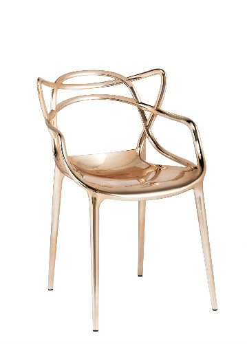 Cadeira Masters, assinada por Phillippe Starck para Kartell, na Novo Ambiente rosa gold