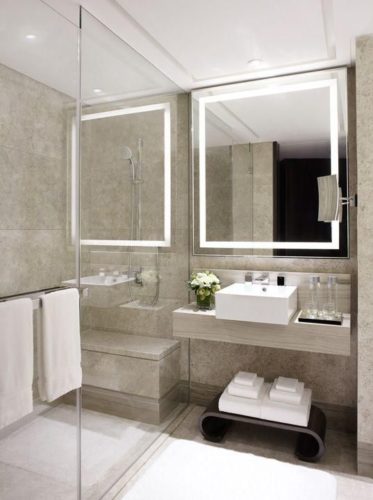 Paredes de espelhos na decoração, lavabo com espelho revestindo paredes e ampliando o ambiente.