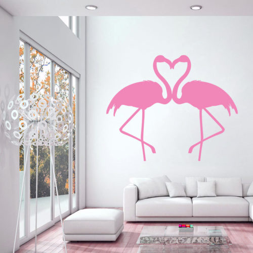 Adesivo de dois flamingos se beijando ,na parede em cima do sofá .