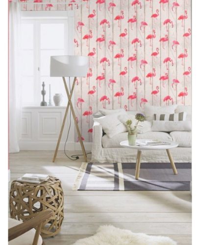 Papel de parede na sala com flamingos estampados.