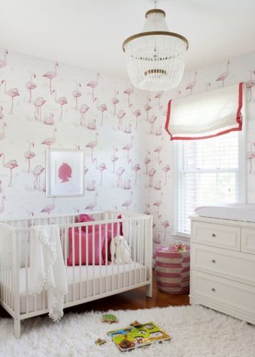 Papel de parede em um quarto de bebe .