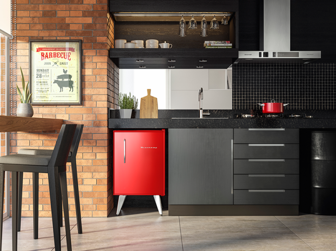 Frigobar na decoração, na varanda fechada que virou uma cozinha , o frigobar vermelho é protagonista do ambiente.