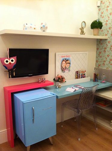 Frigobar na decoração, bancada e frigobar na mesma cor de azul nesse quarto de menina antenada.