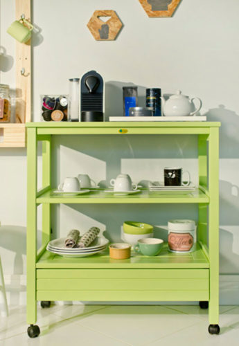 Móvel verde com cafeteira e xícaras deixa tudo á mão para a decoração do cantinho do café.