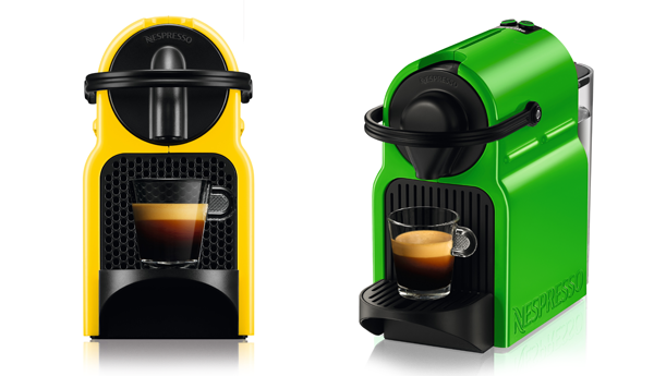Máquinas caseiras de café expresso, da Nespresso. Coloridas dão um charme no cantinho do café.