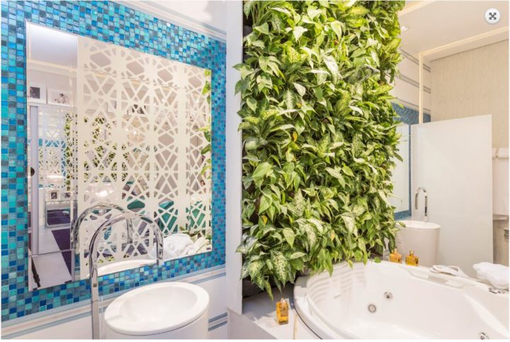 Banheiro com revestimentos tropical da Villa Ibiza