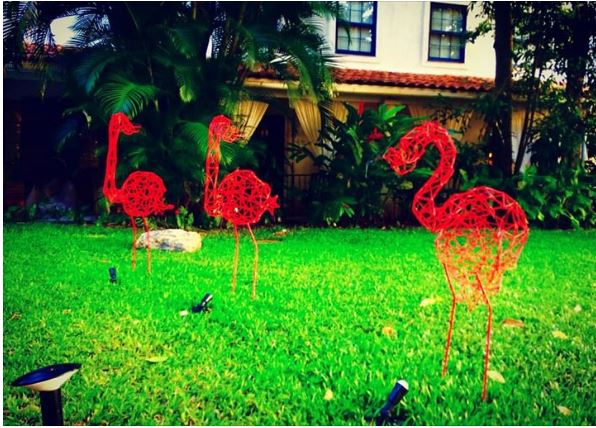 Esculturas de flamingos na técnica de origami em arame do artista plástico Roberto Romero.