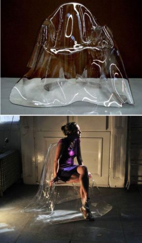 Cadeira em acrílico transparente , design que lembra uma "fantasma" , uma gota grande. 
