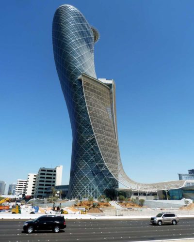 Capital Gate, em Abu Dhabi, nos Emirados Árabes. Com 18 graus de inclinação, entrou para o Guiness Book como o edifício maior e mais inclinado do mundo. Construções diferentes
