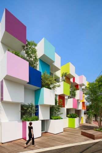 Edifícios coloridos pelo mundo, sede de uma banco no Japão.