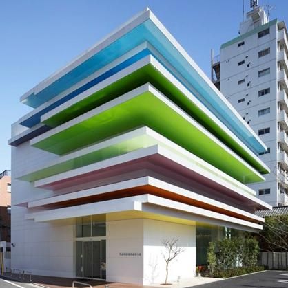 Edifícios coloridos.Banco Shimura Branch no Japão arquitetura Emmanuelle Moureaux
