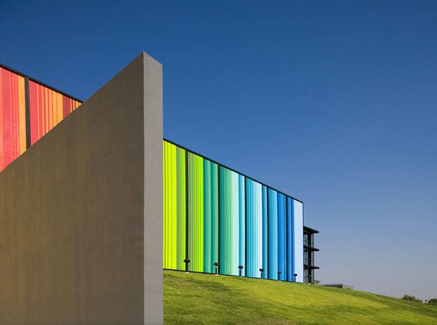 Edificios coloridos pelo mundo, Fine Arts Center, Edcouch-Elsa, Texas, EUA<br /> Autor: Kell Muñoz Architects