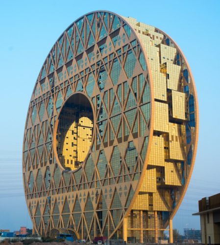 Guangzhou Circle, na China, em forma de donut recebe a maior feira de material plástico bruto do mundo. Construções diferentes