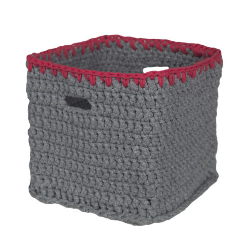 Caixa Organizadora em Crochê Tools, produzida artesanalmente pelas Mulheres de Mafra com resíduos de malha da Meu Móvel de Madeira. 