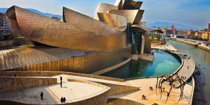 Museu Guggelheim em Bilbao, na Espanha. Construções diferentes