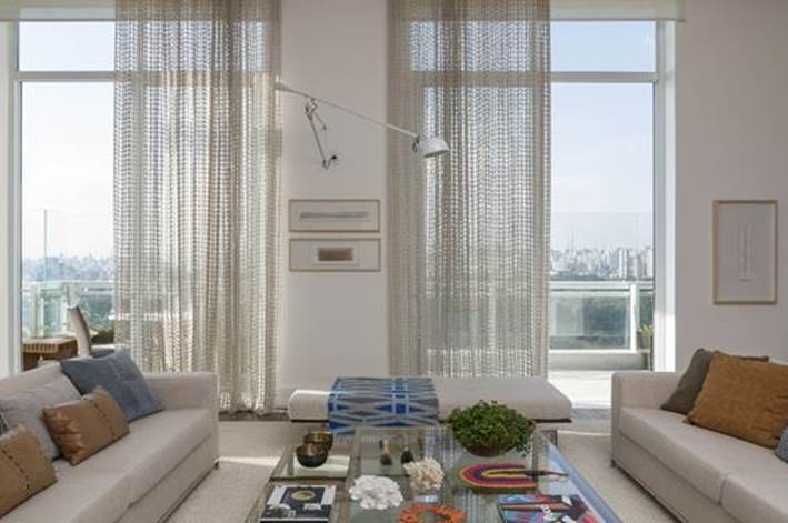 Projeto de Roberta Devisate e Na sala de estar, sofá da Artefacto e almofadas da Emporio Beraldin e Nani Chinellato
