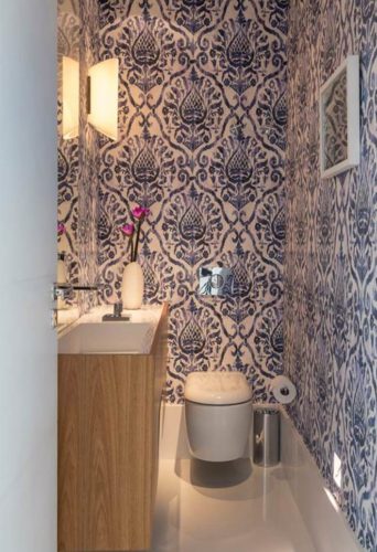 LAVABO | Papel de parede estampado da Orlean aplicado em todas as paredes do lavabo. O efeito manchado simula a técnica de tie-dye em tons de azul Projeto de roberta devisate