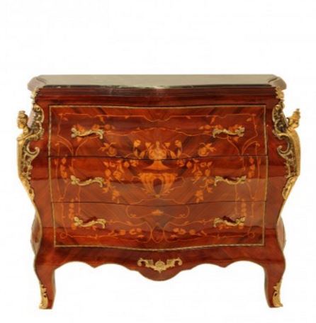comoda Lachesan, com machetaria e tampo de mármore, da Theodora Home