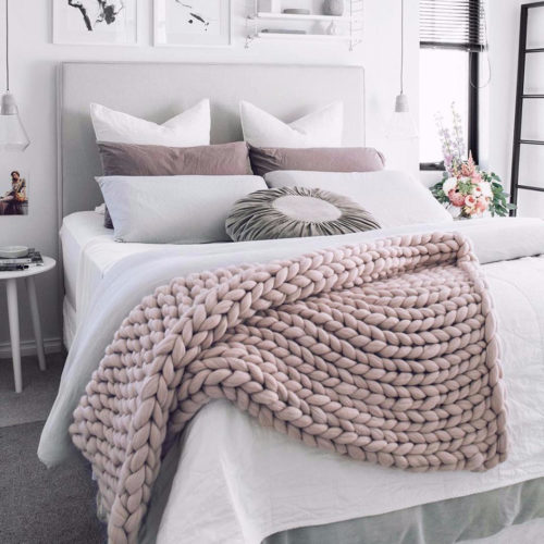 Colcha de trico em cima da cama no inverno