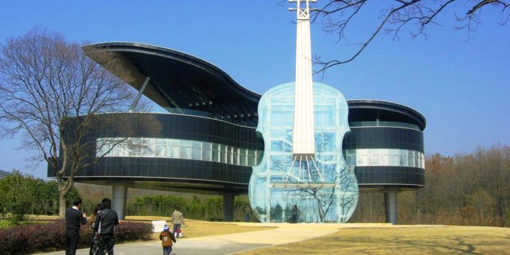The Piano House, na China. Dentro do violino está a escada que dá acesso à casa. Construções diferentes