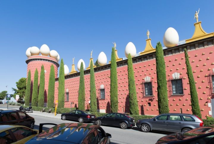 A Torre Galatea Figueras na Catalunha, Espanha, é um museu a Salvador Dalí. Construções diferentes