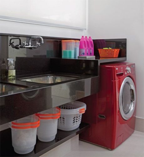 maquina de lavar vermelha e marmore preto na area de serviço