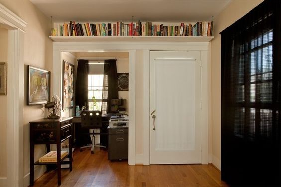 Biblioteca em casa, decorando com livros. Prateleira em cima da porta para guardar livros