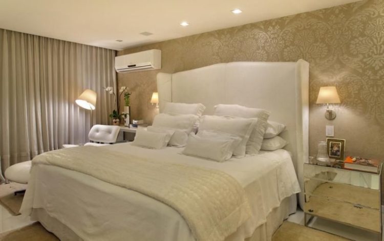Um luxo e lindo esse quarto! A cabeceira branca suntuosa reforça a cor no quarto e dá um super destaque para a cama. Projeto Roberta Devisate. No blog Conexão Décor.