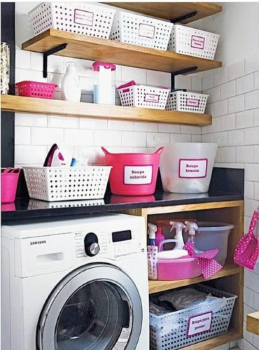 Lavanderia decorada, cestos de plásticos , fácil de achar e práticos.