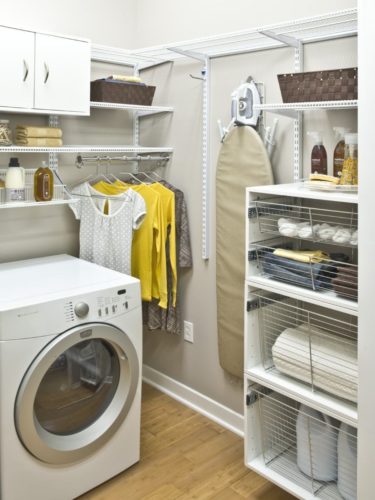 Aramados ajudam muito a deixar sua lavanderia organizada.
