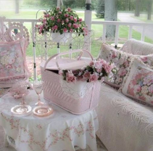 Estilo Shabby Chic na decoração no blog da Conexão Décor. Varanda romântica, com flores, tons pasteis e crochê. 