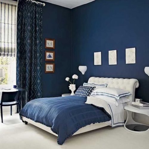 Paredes coloridas com sugestão de cor no blog da Conexão Décor. Quarto com as paredes azuis e a cama branca.