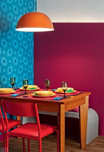 Paredes coloridas com sugestão de cor no blog da Conexão Décor. Parede base violeta na sala de jantar.