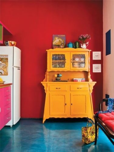 Paredes coloridas com sugestão de cor no blog da Conexão Décor. Parede vermelha na cozinha.