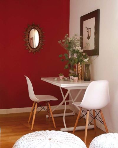 Paredes coloridas com sugestão de cor no blog da Conexão Décor. Parede vermelha ao lado da mesa de jantar.