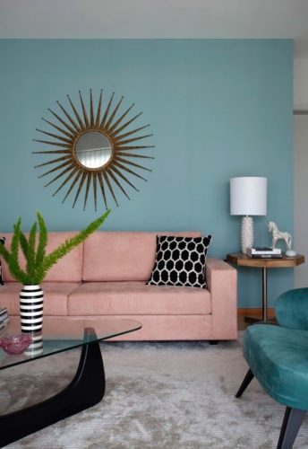 Paredes coloridas com sugestão de cor no blog da Conexão Décor. Parede azul claro na sala com sofá rosa.