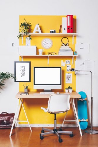 Paredes coloridas com sugestão de cor no blog da Conexão Décor. Detalhe de faixa amarela na parede