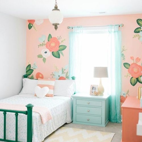 26 fotos de quartos estilosos para as meninas. Quarto com papel de parede com flores grandes