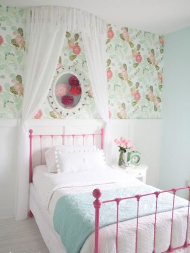 26 fotos de quartos estilosos para as meninas. Quarto com cama rosa e papel de parede florido.