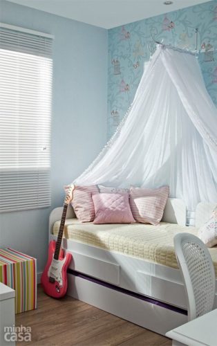 26 fotos de quartos estilosos para as meninas. Quarto romântico com papel de parede azul com passarinhos e cama dossel. 