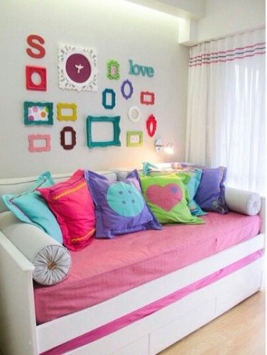 26 fotos de quartos estilosos para as meninas. Cama repleta de almofadas coloridas.