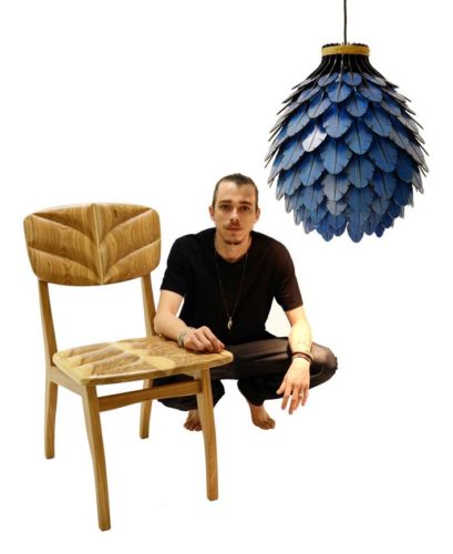 Gabriel Dornelas com a luminária Ararinha Azul e cadeira Seringueira - Novos Talentos Brasileiros