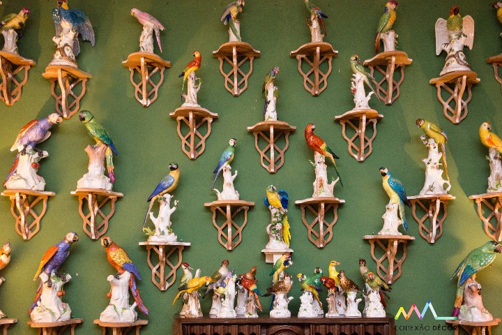 Conectadas com Antonio Neves da Rocha e sua casa. Coleção de pássaros em porcelana alemã. 
