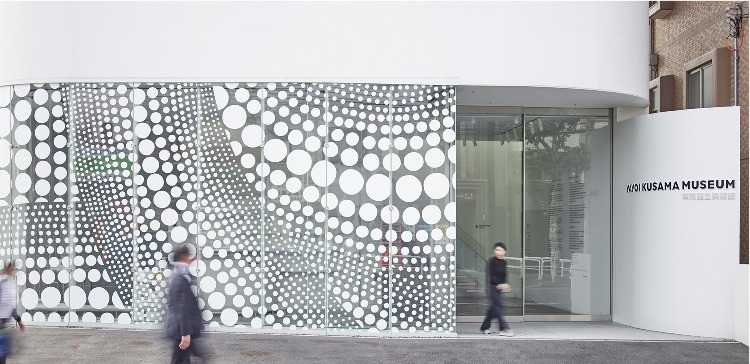 Yayoi Kusama, uma das maiores artistas pop japonesas, ganha documentário. Foto do fachada museu