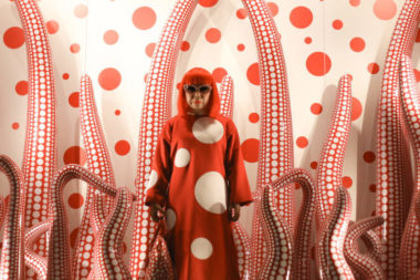 Yayoi Kusama, uma das maiores artistas pop japonesas abrirá um museu .