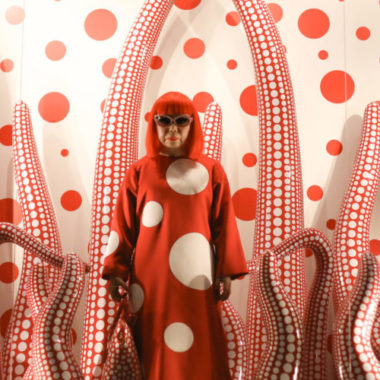 Yayoi Kusama, uma das maiores artistas pop japonesas abrirá um museu .
