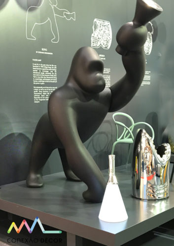 O gorila luminária, em parceria com a Studio Job da Seletti