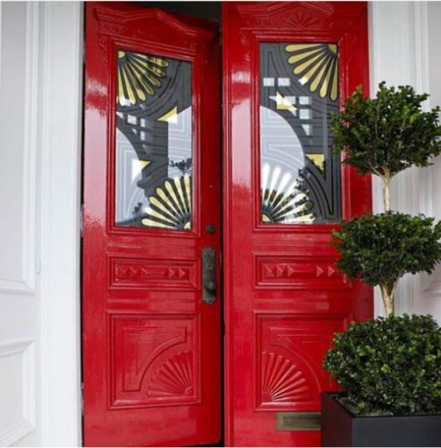 portas coloridas vermelha com vidros decorados